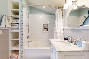 Shower, hair dryer, towels, shampoo - Oceanfront Studio-Beachfront Bliss & Pet-Friendly (Fort Bragg)