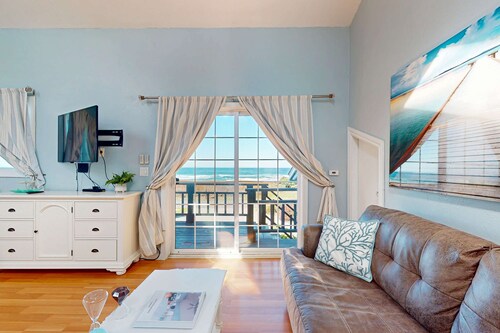 Oceanfront Studio-Beachfront Bliss & Pet-Friendly