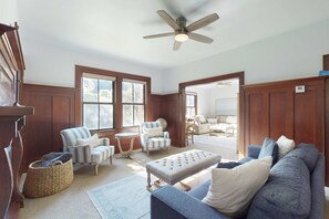 TV, offices - Mendocino Lodge with Hot Tub and Fireplace (Mendocino)