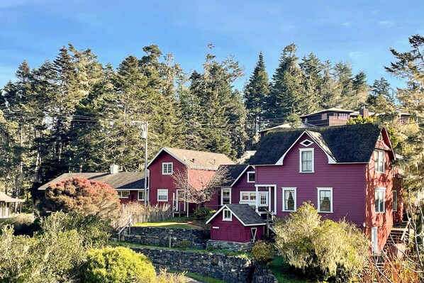 Exterior - Mendocino Lodge with Hot Tub and Fireplace (Mendocino)