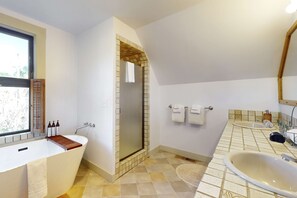 Shower, towels, shampoo - Mendocino Lodge with Hot Tub and Fireplace (Mendocino)