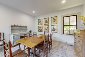 Dining - Mendocino Lodge with Hot Tub and Fireplace (Mendocino)