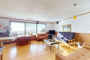 Televisión, chimenea, estéreo y oficina 