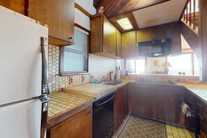 ثلاجة، ميكروويف، فرن، موقد طهي مسطح