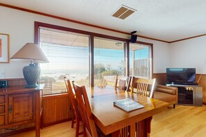 Televisio, takka, stereot, työhuone