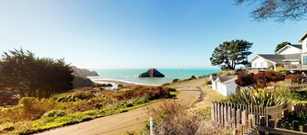 Oceanview Studio - Beach, Fireplace & Deck