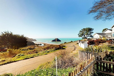 Oceanview Studio - Beach, Fireplace & Deck