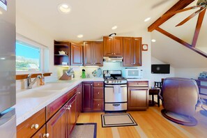 冷蔵庫、電子レンジ、オーブン、コンロ