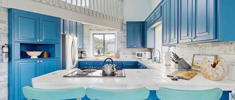 Réfrigérateur, micro-ondes, four, plaque de cuisson