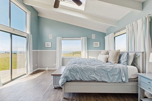 Expansive Oceanfront Escape - Hot Tub, Grill, Yard