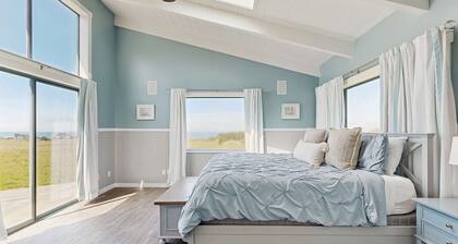 Expansive Oceanfront Escape - Hot Tub, Grill, Yard