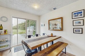 Dining - Charming Pet Friendly Cottage with Hot Tub (Fort Bragg)