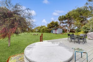 Outdoor dining - Charming Pet Friendly Cottage with Hot Tub (Fort Bragg)
