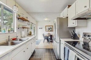 Jääkaappi, mikroaaltouuni, uuni, liesi