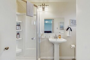 Shower, hair dryer, towels - Charming Pet Friendly Cottage with Hot Tub (Fort Bragg)