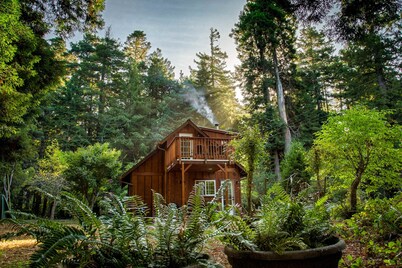 Magical Redwood Getaway-Outdoor Tub & Dog-Friendly