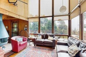 Televisión, chimenea y oficina 