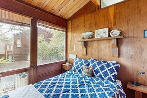 3 bedrooms, desk, WiFi, bed sheets