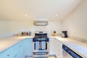 Fridge, microwave, oven, stovetop - Mendocino Family Home, Near Beach & Hot Tub (Mendocino)