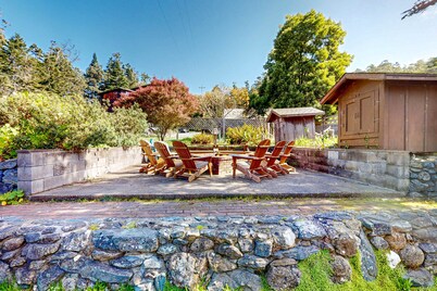 Mendocino Family Home, Near Beach & Hot Tub