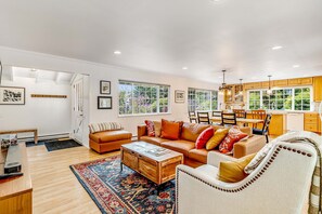 TV, fireplace, DVD player, offices - Sunny getaway with hot tub, yard & beach trail (Mendocino)