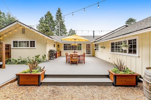 Sunny getaway with hot tub, yard & beach trail