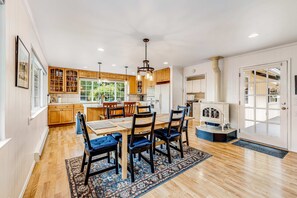 Dining - Sunny getaway with hot tub, yard & beach trail (Mendocino)