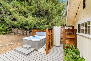 Terrace/patio - Sunny getaway with hot tub, yard & beach trail (Mendocino)