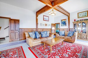 Televisio, takka, työhuone