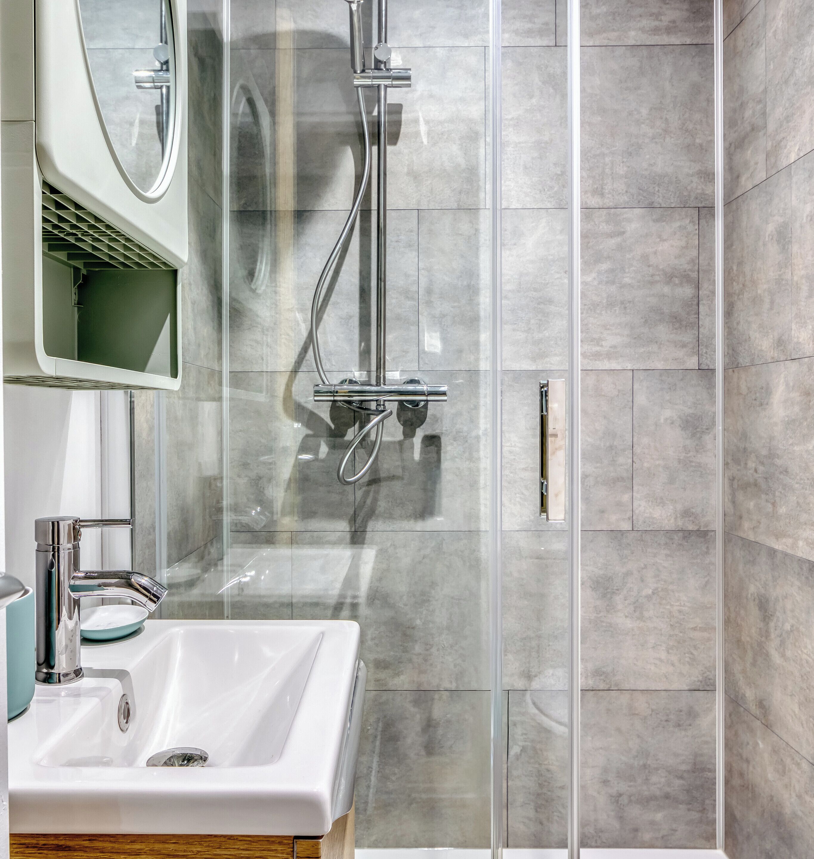 Een douche, gratis toiletartikelen, een haardroger, handdoeken