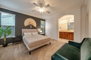 Iron/ironing board, Internet, bed sheets - 3-bedroom home located in the heart of Roseville (Roseville)