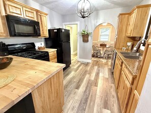 Microondas, horno, placa de cocina y lavavajillas