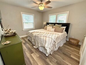 Tabla de planchar con plancha, wifi, ropa de cama