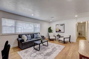 Living area - Garage parking / Game room / Backyard (Norman)