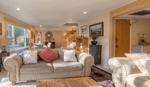 Cabin, Multiple Beds, Hot Tub, Garden View (The Ale Arths) | Living area