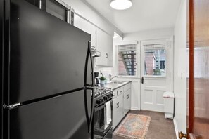 Een koelkast, een magnetron, een oven, een kookplaat