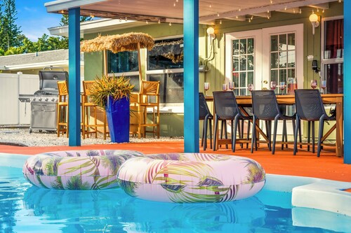 Largo's Vacation Oasis - Heated Pool, Mini Golf & Games! Minutes to Beaches