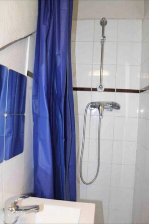 Séchoir à cheveux, serviettes fournies, savon, papier de toilette