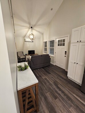 Living area - 1 Bed 1 Bath minutes from Downtown Burlington and UVM (Burlington)