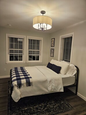 Iron/ironing board, Internet, bed sheets - 1 Bed 1 Bath minutes from Downtown Burlington and UVM (Burlington)