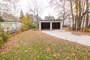 المنطقة المحيطة بالمنشأة