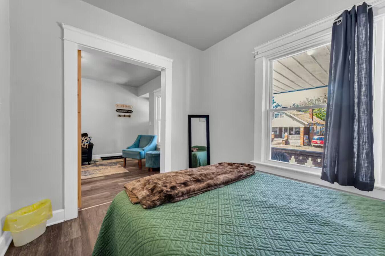 Een bureau, een strijkplank/strijkijzer, reisbedje, wifi