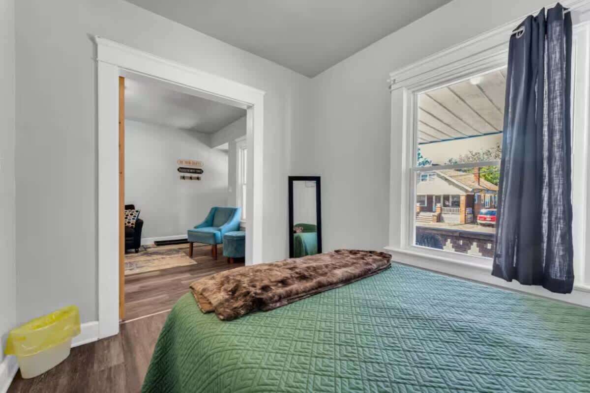 Schreibtisch, Bügeleisen/Bügelbrett, Reisekinderbett, WLAN