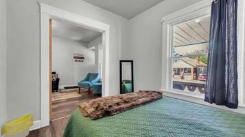 Schreibtisch, Bügeleisen/Bügelbrett, Reisekinderbett, WLAN