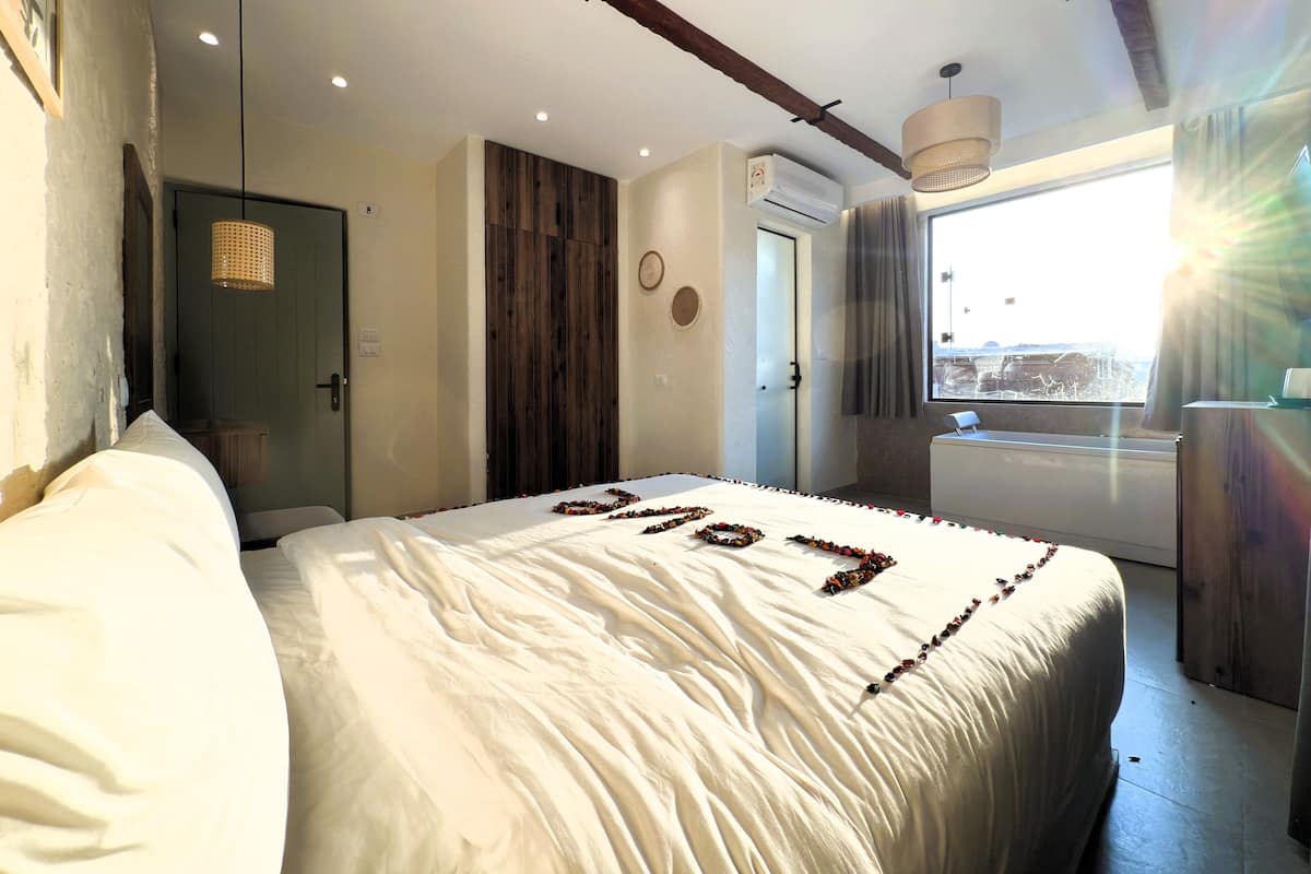 Luksussviitti, esteetön kylpyamme, vuoristonäköala | Työpöytä, kannettavalle tietokoneelle sopiva työtila, äänieristys