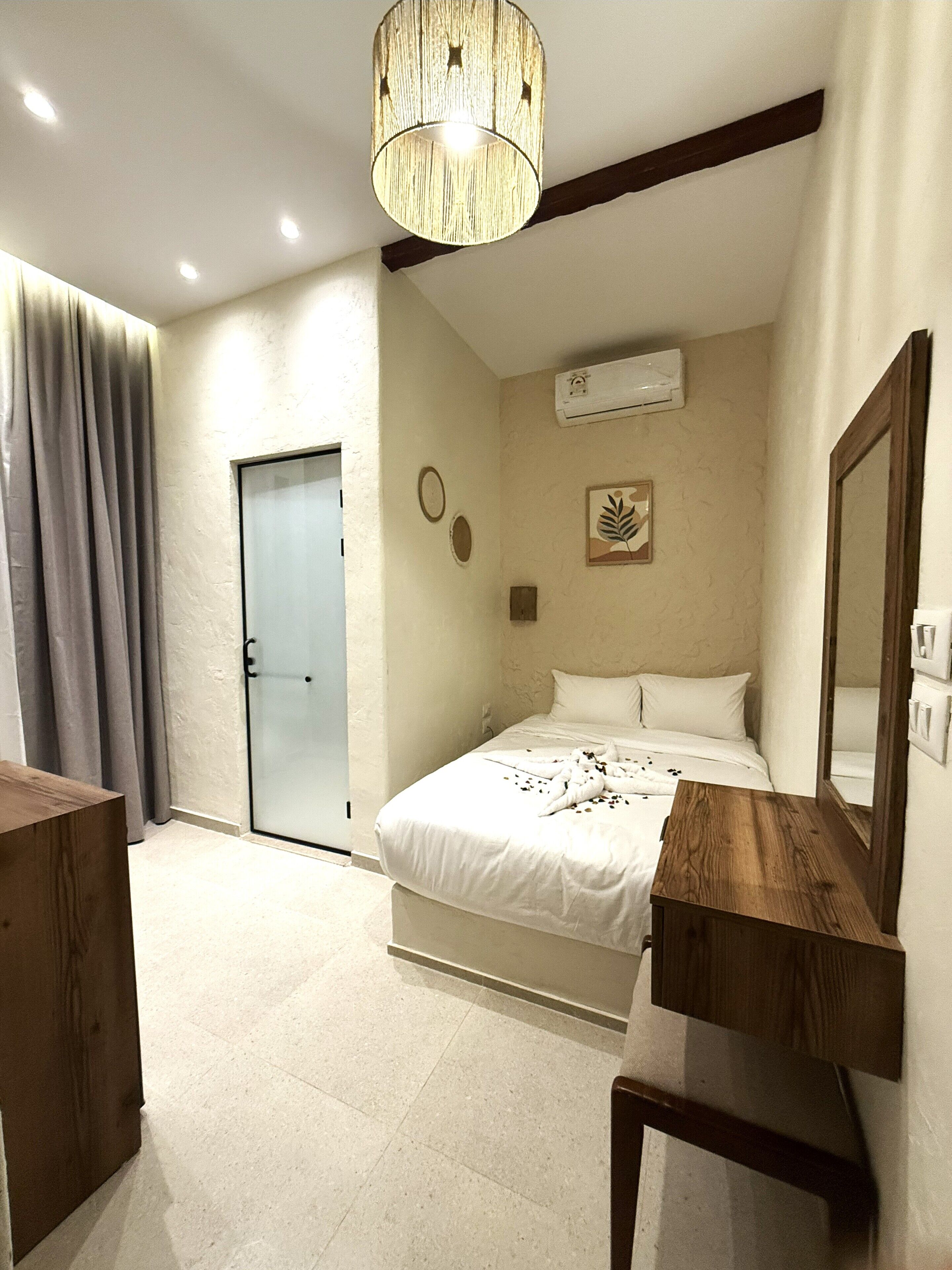 Luxury Single Room, Garden View | Desk, laptop workspace, free WiFi, bed sheets