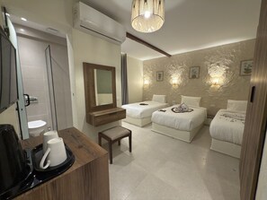 Desk, laptop workspace, free WiFi, bed sheets - Pyramids Spiritual Gate  (Giza)