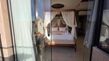 Suite Luxe, 1 grand lit, baignoire, vue montagne | Terrasse/Patio