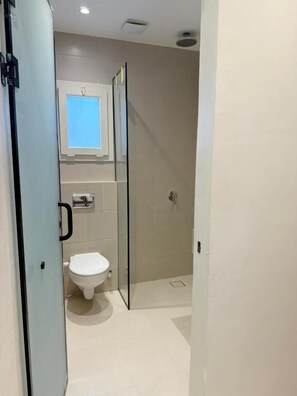 Habitación triple de lujo, para no fumadores, vista al jardín | Baño | Tina y regadera independientes, secadora de cabello, toallas, jabón 