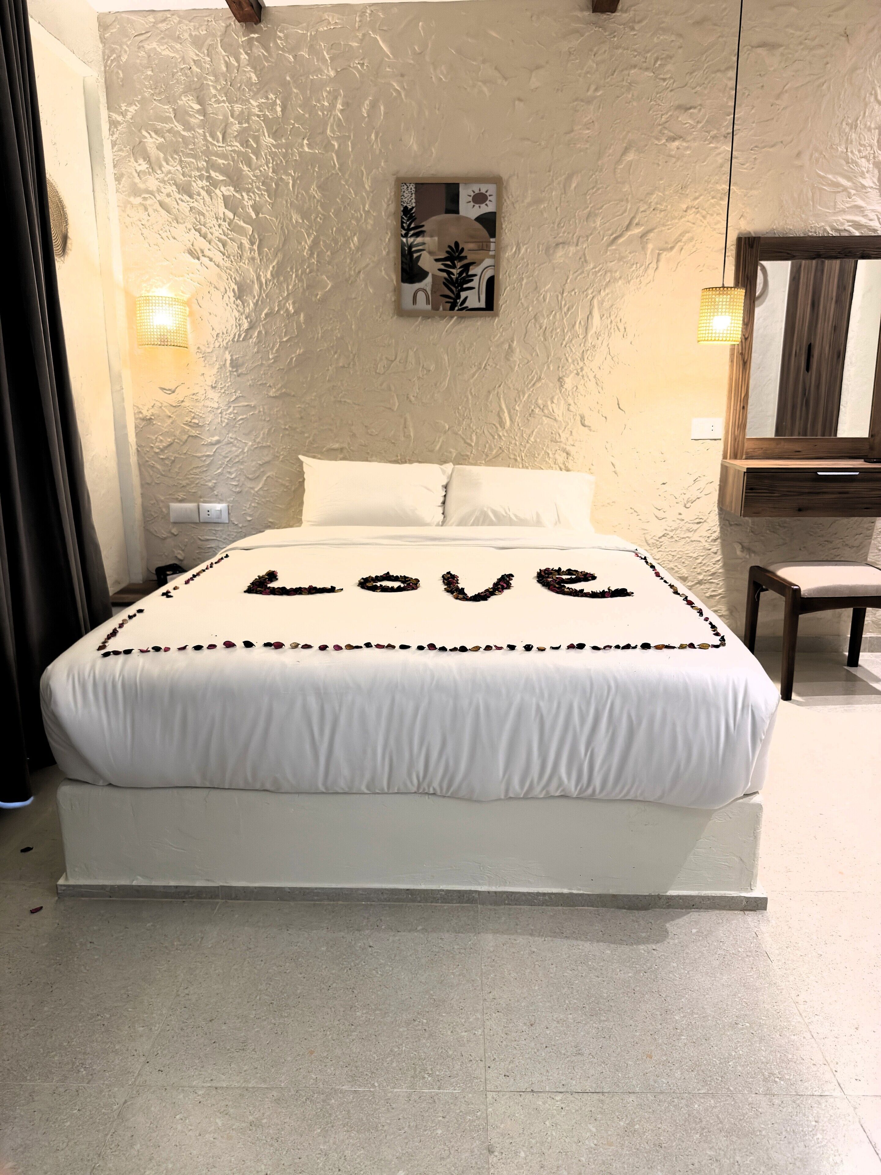 Luxury Suite, Mountain View | Desk, laptop workspace, free WiFi, bed sheets